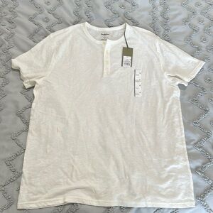 Men’s white button tee